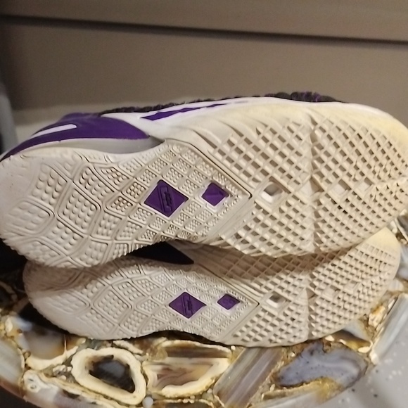 Boy's LeBron Sneakers - Picture 5 of 6